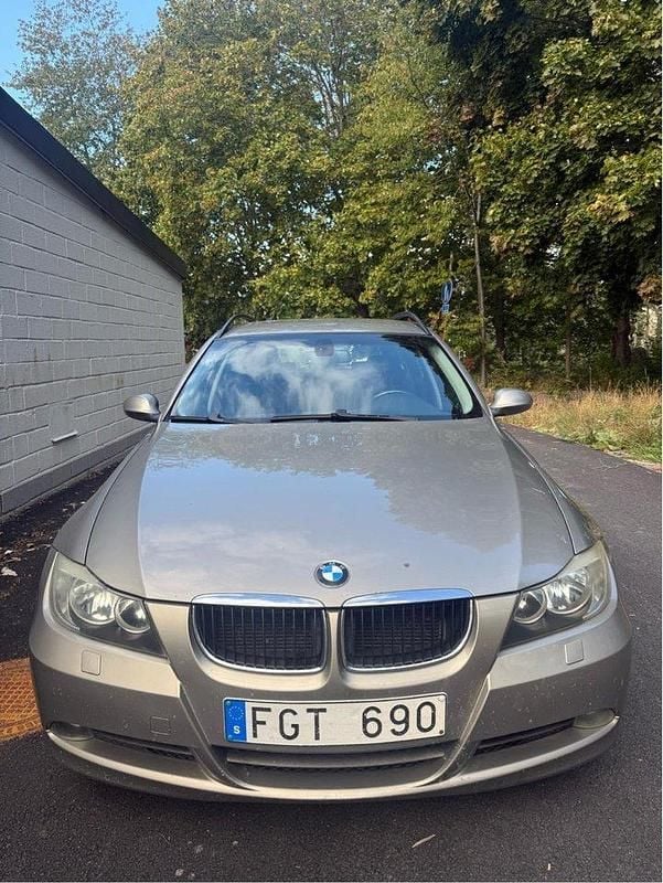 Brun Begagnad 2007 BMW 320 Advantage Kombi | 40 000 kr (Superpris) - Bild 1/4