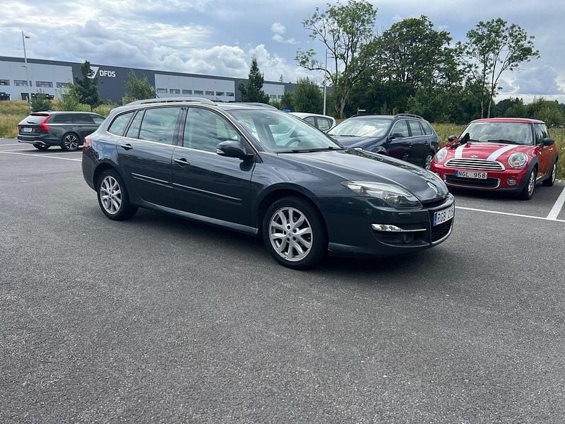 Mörkgrå (grå) Begagnad 2011 Renault Laguna GrandTour Kombi | 44 900 kr (Bra pris) - Bild 1/4