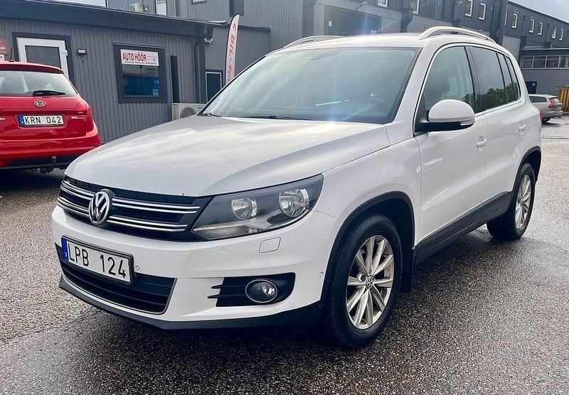 Vit Begagnad 2012 VW Tiguan Sportline SUV | 75 900 kr (Marknadspris) - Bild 1/4