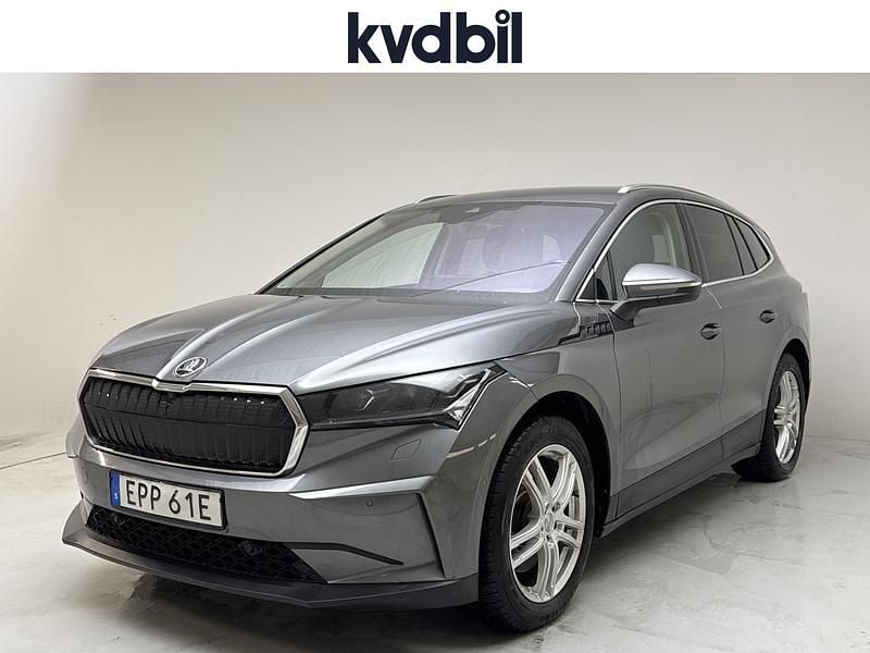 Grå Begagnad 2023 Skoda Enyaq iV SUV | 304 900 kr (Bra pris) - Bild 1/3