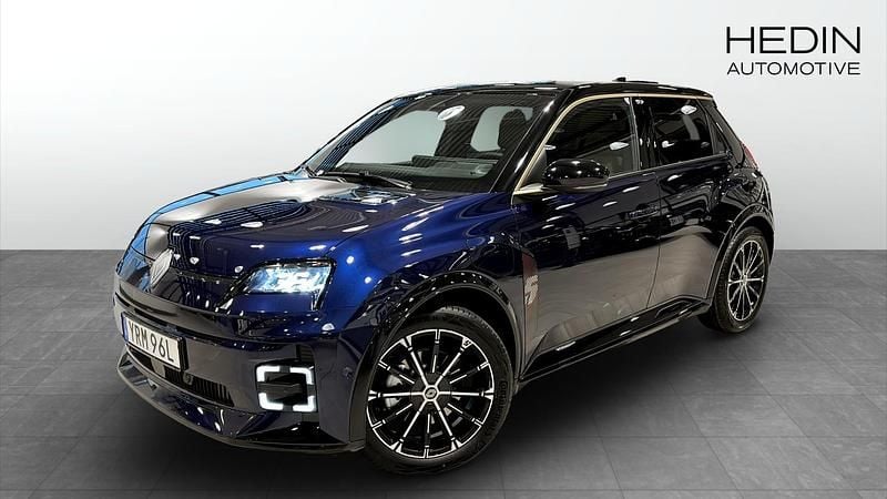 Blå (blue) Ny 2025 Renault R5 Iconic Halvkombi | 435 600 kr (Marknadspris) - Bild 1/4