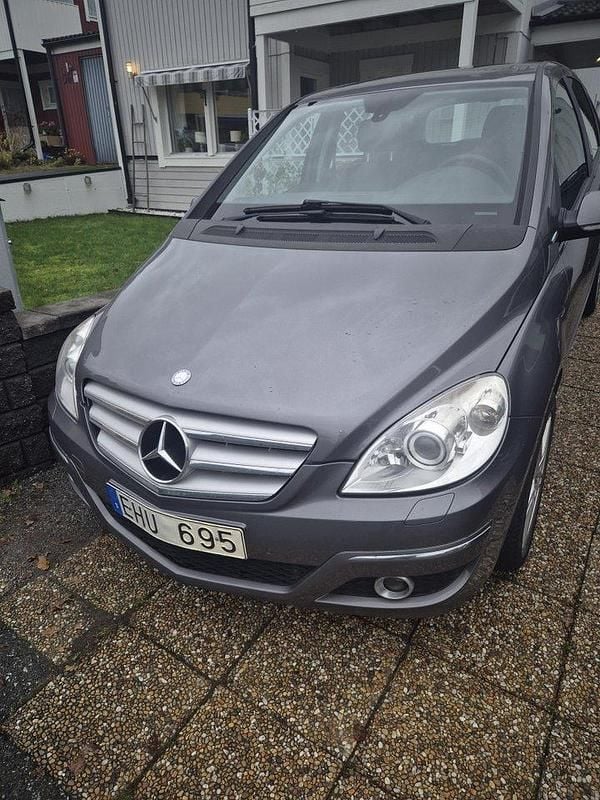 Silver Begagnad 2010 Mercedes 180 Sedan | 44 900 kr (Marknadspris) - Bild 1/2