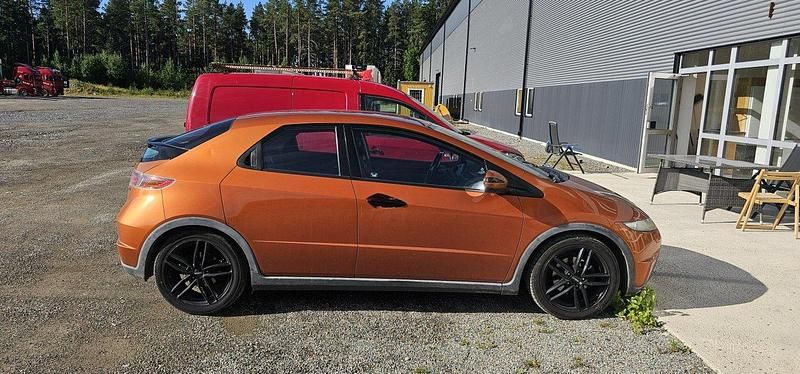 Orange Begagnad 2008 Honda Civic Halvkombi | 49 000 kr (Lite dyr) - Bild 1/4