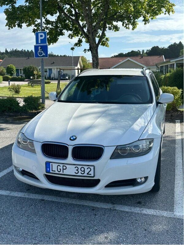Vit Begagnad 2011 BMW 318 M Sport Kombi | 73 000 kr (Bra pris) - Bild 1/4