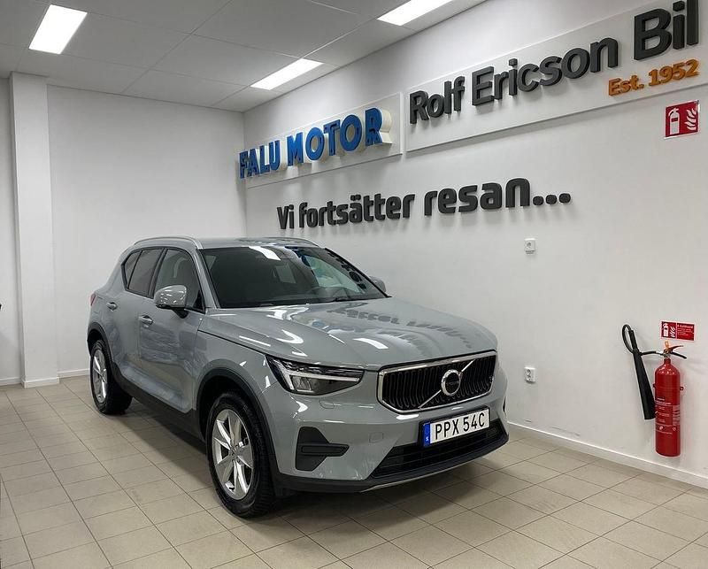 Grå Begagnad 2024 Volvo XC40 Core SUV | 349 500 kr (Marknadspris) - Bild 1/4