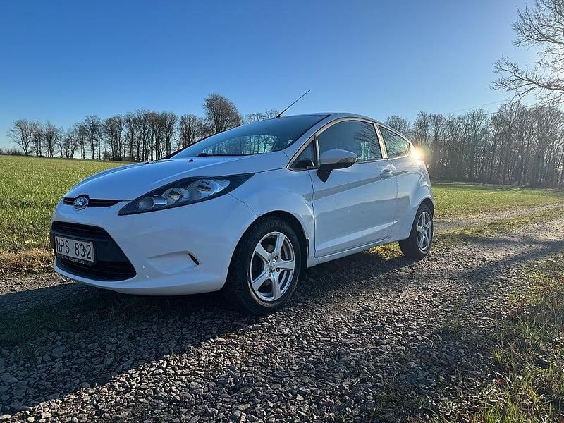 Vit Begagnad 2008 Ford Fiesta Trend Halvkombi | 39 900 kr (Marknadspris) - Bild 1/4