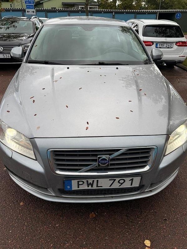 Silver Begagnad 2008 Volvo S80 Momentum Sedan | 62 900 kr (Marknadspris) - Bild 1/4