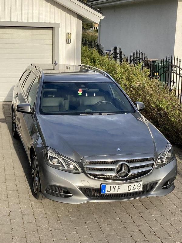 Silver Begagnad 2014 Mercedes E200 Avantgarde Kombi | 179 000 kr (Lite dyr) - Bild 1/4