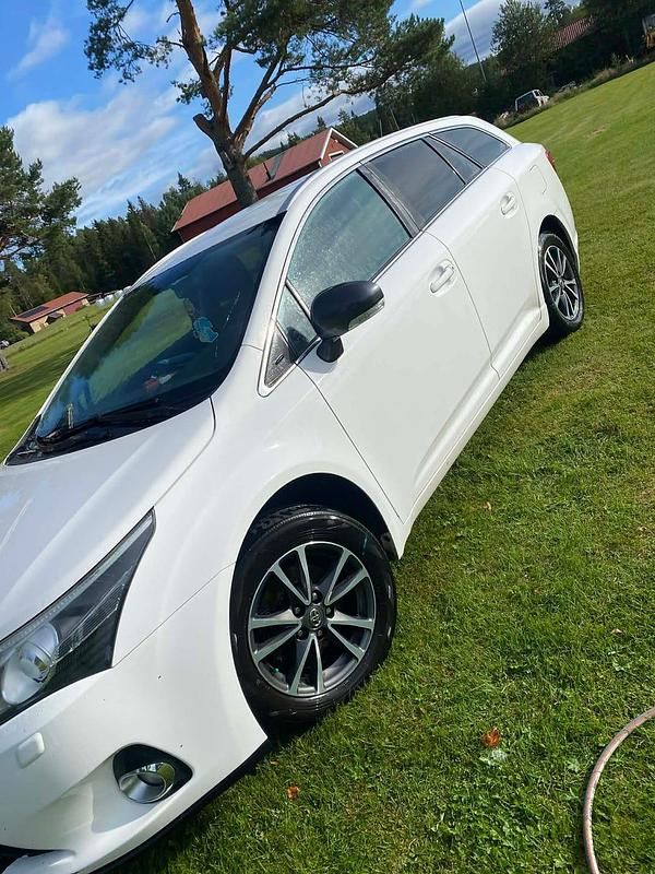 Begagnad Toyota Avensis 126 HK (92 kW) 2012 Kombi