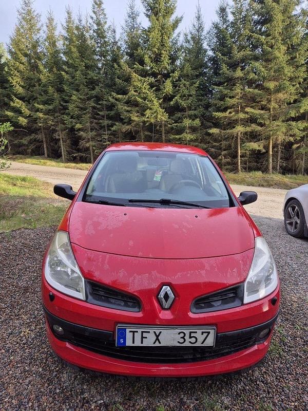 Röd Begagnad 2008 Renault Clio R.S. Halvkombi | 29 000 kr (Marknadspris) - Bild 1/4