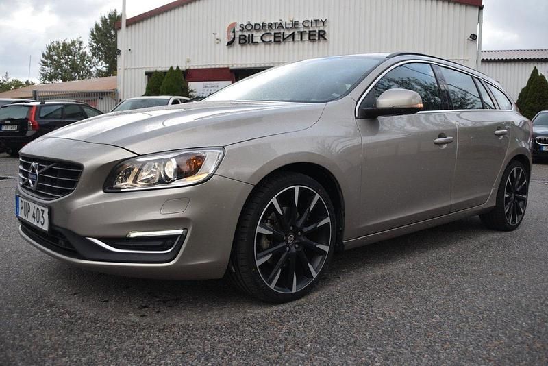 Ljusbrun Begagnad 2014 Volvo V60 Momentum Kombi | 129 900 kr (Marknadspris) - Bild 1/4