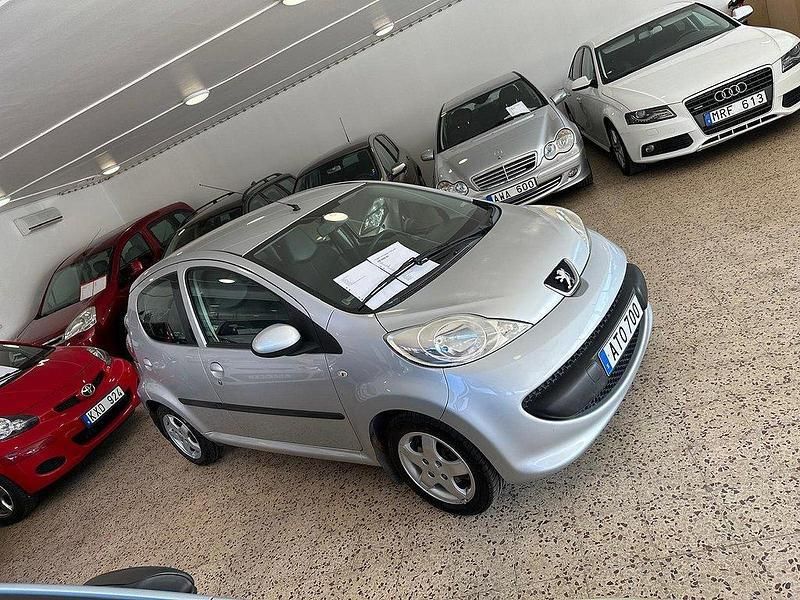 Grå Begagnad 2008 Peugeot 107 Halvkombi | 36 000 kr (Marknadspris) - Bild 1/4