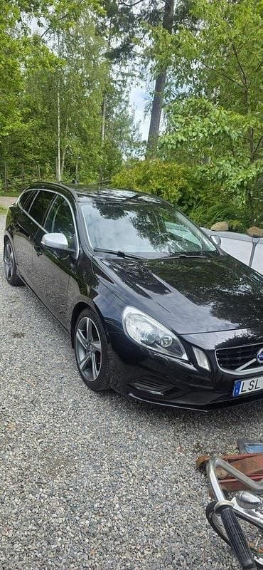 Svart Begagnad 2012 Volvo V60 R-Design Kombi | 110 000 kr (Lite dyr) - Bild 1/4