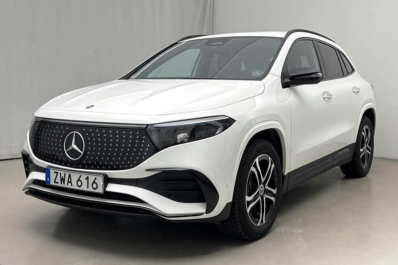 Vit Begagnad 2025 Mercedes EQA250+ AMG line SUV | 504 000 kr (Superpris) - Bild 1/4