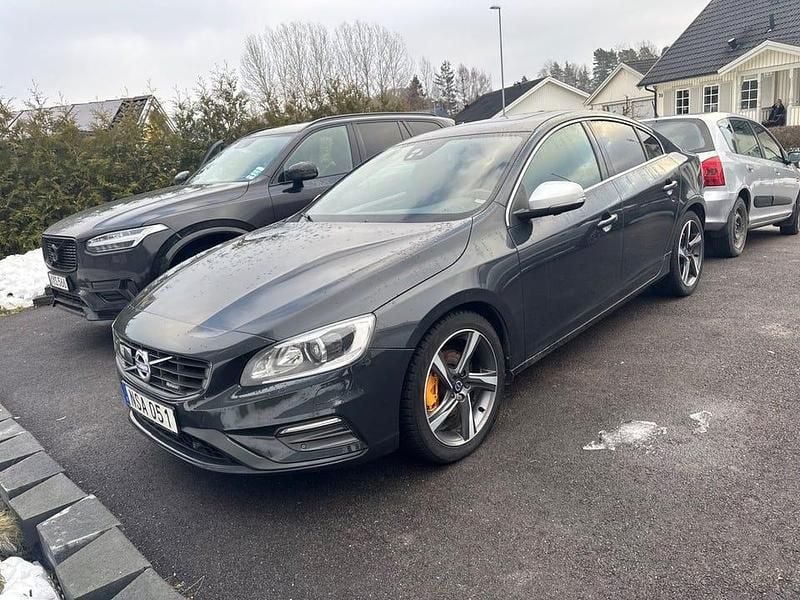 Grå Begagnad 2014 Volvo S60 R-Design Sedan | 119 900 kr (Bra pris) - Bild 1/4