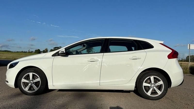 Vit Begagnad 2017 Volvo V40 Kombi | 144 900 kr (Marknadspris) - Bild 1/4