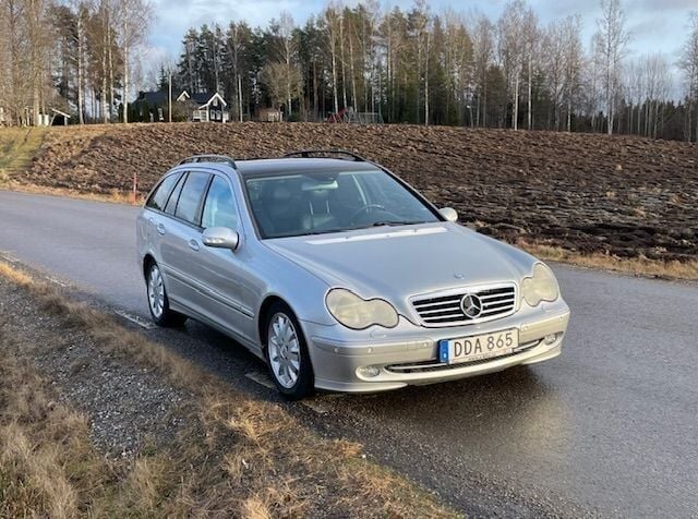 Begagnad Mercedes C320 Avantgarde 218 HK (160 kW) 2001 Silver Kombi