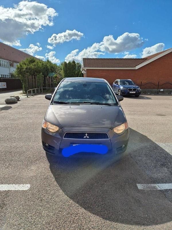 Grå Begagnad 2011 Mitsubishi Colt Halvkombi | 37 000 kr (Lite dyr) - Bild 1/4