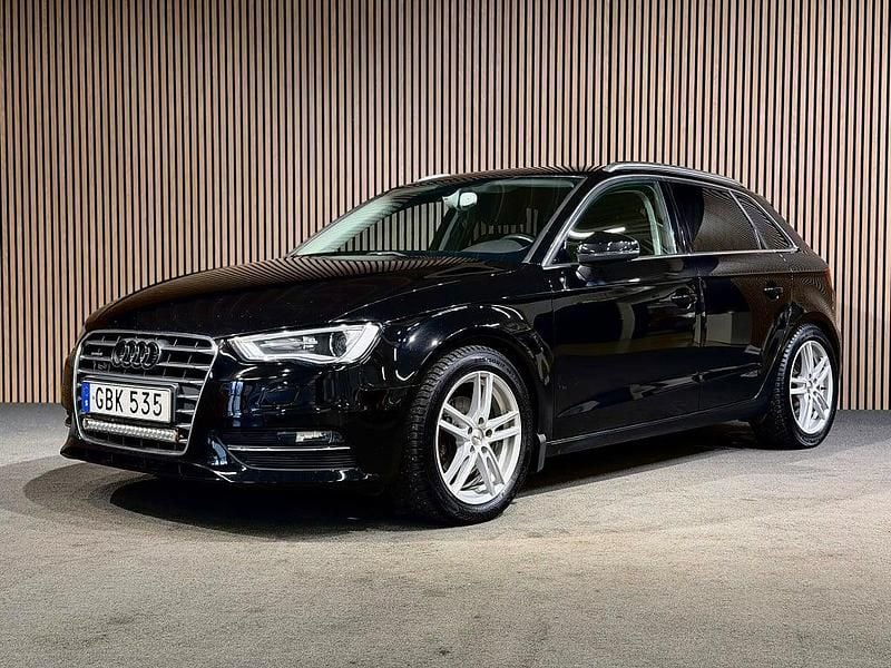 Svart Begagnad 2015 Audi A3 Sportback Halvkombi | 169 000 kr (Marknadspris) - Bild 1/4