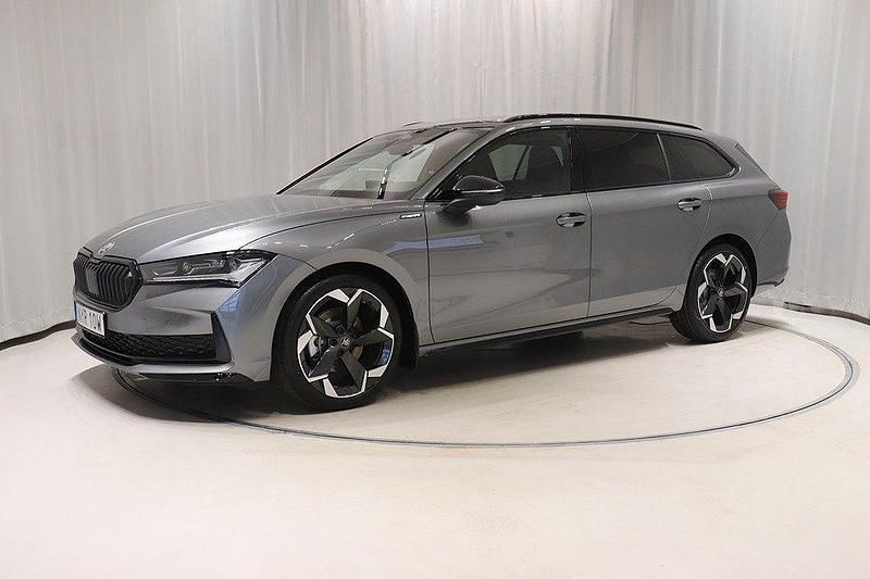 Grå Begagnad 2025 Skoda Superb SportLine Kombi | 439 900 kr (Dyr) - Bild 1/4