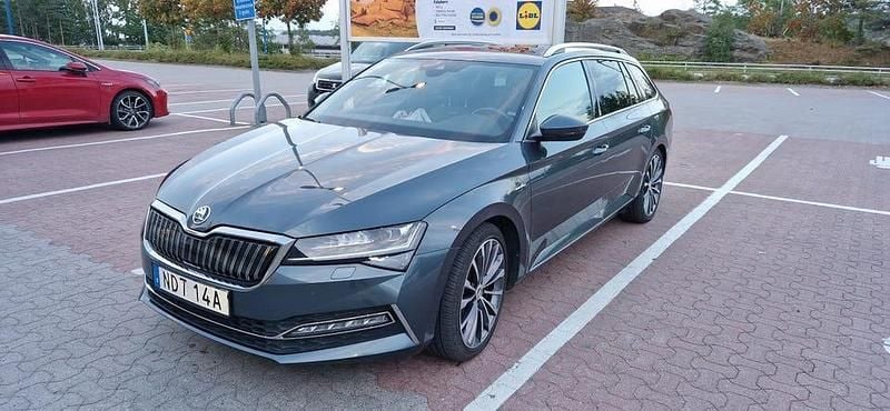 Grå metallic Begagnad 2020 Skoda Superb Kombi | 235 000 kr (Bra pris) - Bild 1/4