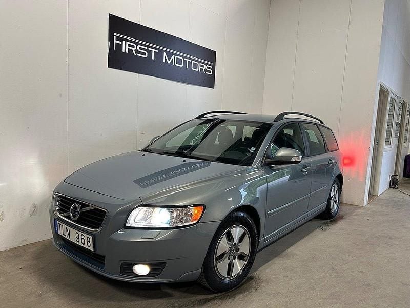 Ljusblå Begagnad 2011 Volvo V50 Momentum Kombi | 78 700 kr (Marknadspris) - Bild 1/4