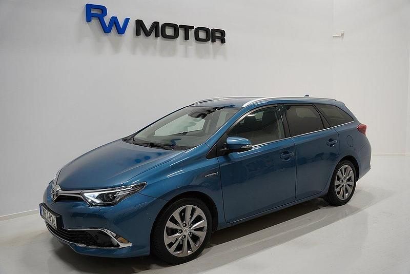 Blå Begagnad 2015 Toyota Auris Hybrid Executive Kombi | 129 800 kr (Marknadspris) - Bild 1/4