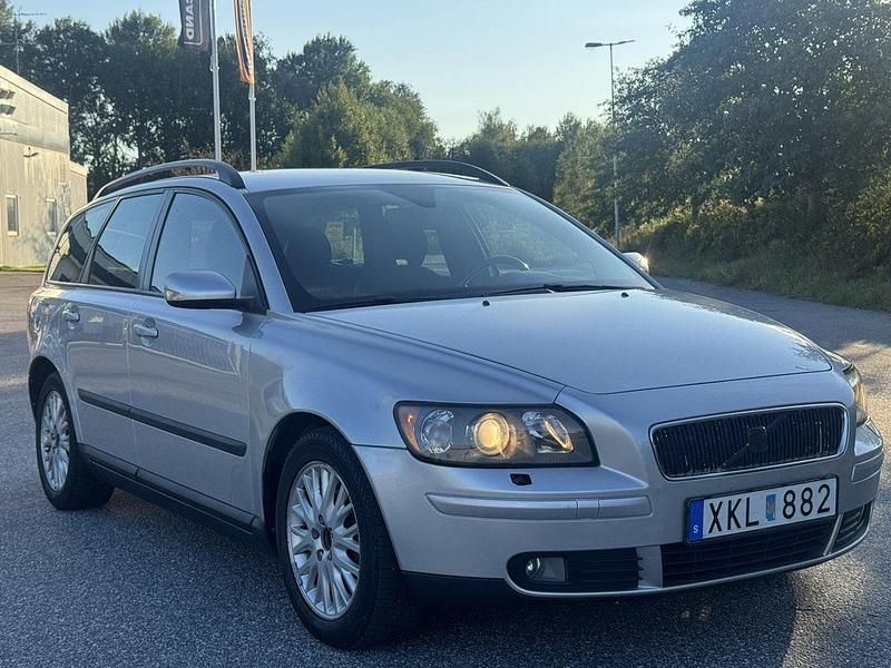 Grå Begagnad 2006 Volvo V50 Kinetic Kombi | 27 500 kr (Marknadspris) - Bild 1/4