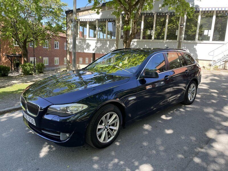 Blå Begagnad 2011 BMW 520 Kombi | 84 000 kr (Marknadspris) - Bild 1/4