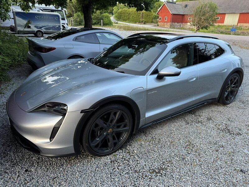 Silver Begagnad 2022 Porsche Taycan Cross Turismo Sedan | 749 000 kr (Bra pris) - Bild 1/4