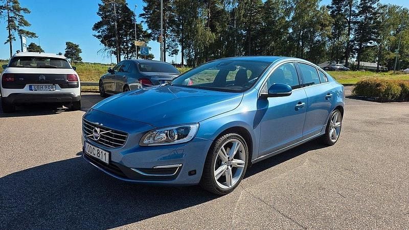 Blå Begagnad 2016 Volvo S60 Momentum Sedan | 189 900 kr (Marknadspris) - Bild 1/4