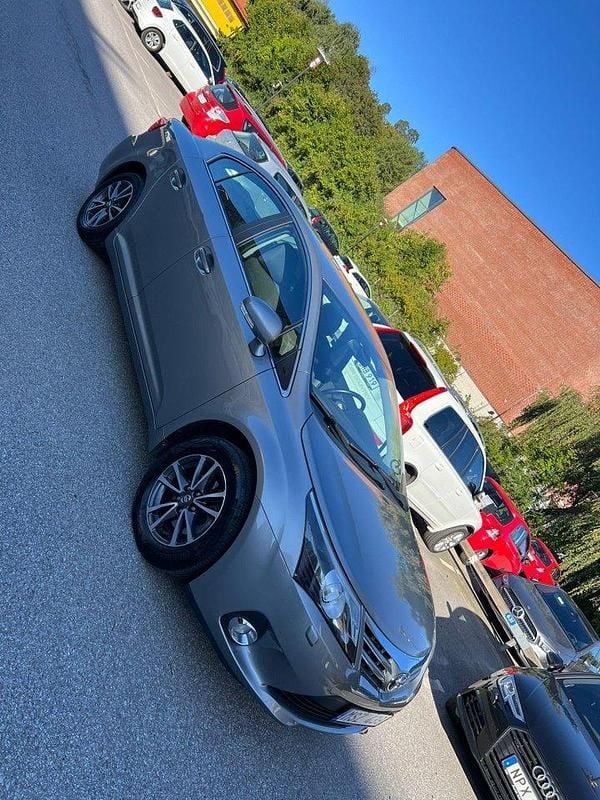 Grå Begagnad 2012 Toyota Avensis Business Edition Sedan | 140 000 kr (Lite dyr) - Bild 1/4