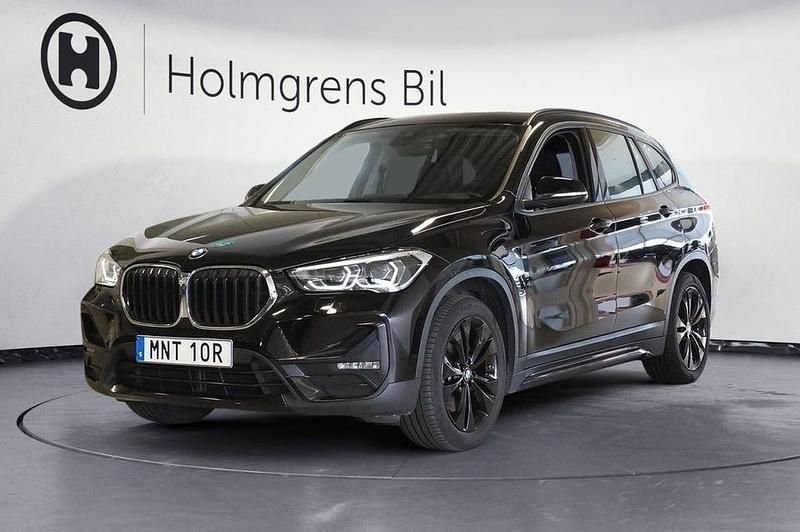 Svart ii Begagnad 2022 BMW X1 Sport Line SUV | 329 800 kr - Bild 1/4