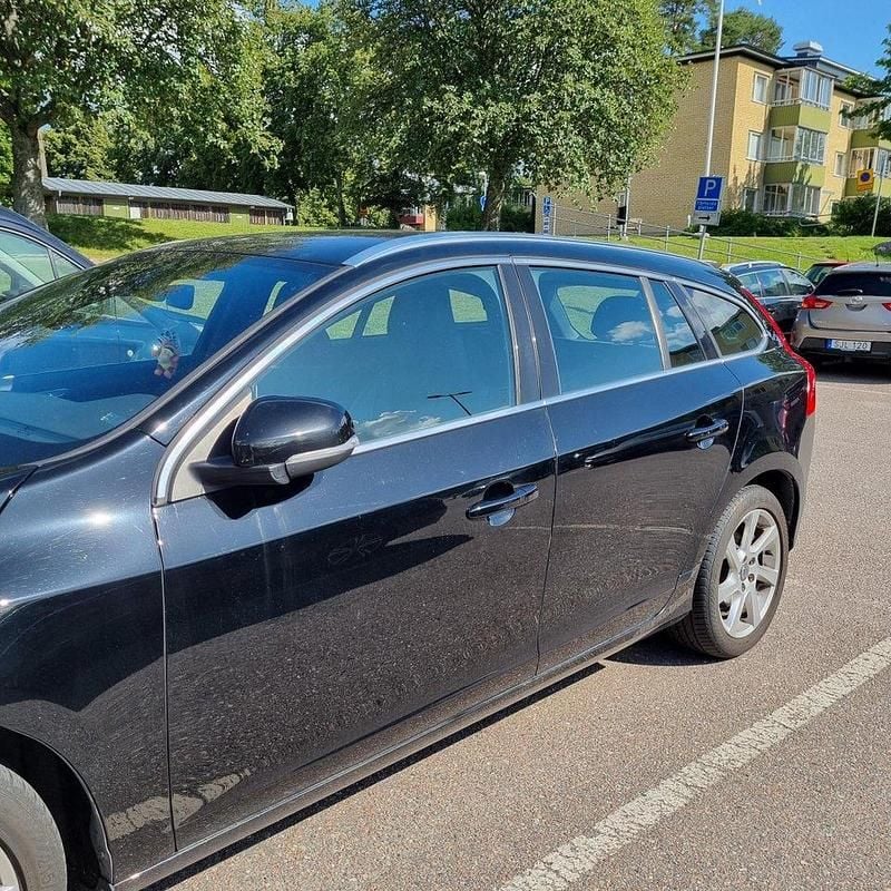 Svart Begagnad 2015 Volvo V60 Summum Kombi | 170 000 kr (Marknadspris) - Bild 1/4