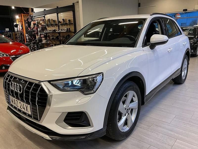 Vit Begagnad 2023 Audi Q3 Advanced SUV | 328 000 kr (Marknadspris) - Bild 1/4