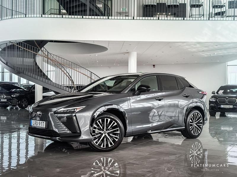Grå (grå metallic) Begagnad 2023 Lexus RZ 450e Luxury Line SUV | 579 000 kr - Bild 1/4