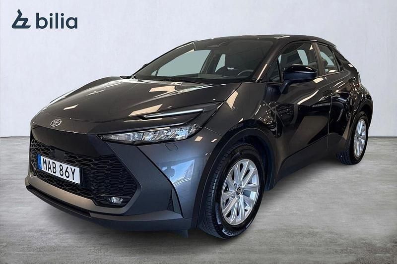 Mörkgrå (grå) Begagnad 2025 Toyota C-HR Active SUV | 349 900 kr (Bra pris) - Bild 1/3