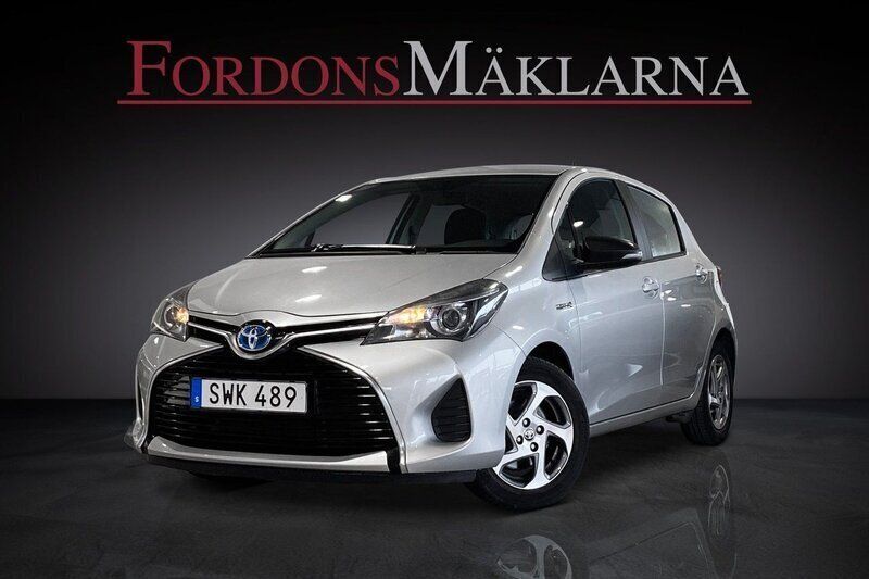 Silver Begagnad 2014 Toyota Yaris Hybrid Halvkombi | 124 900 kr (Marknadspris) - Bild 1/4