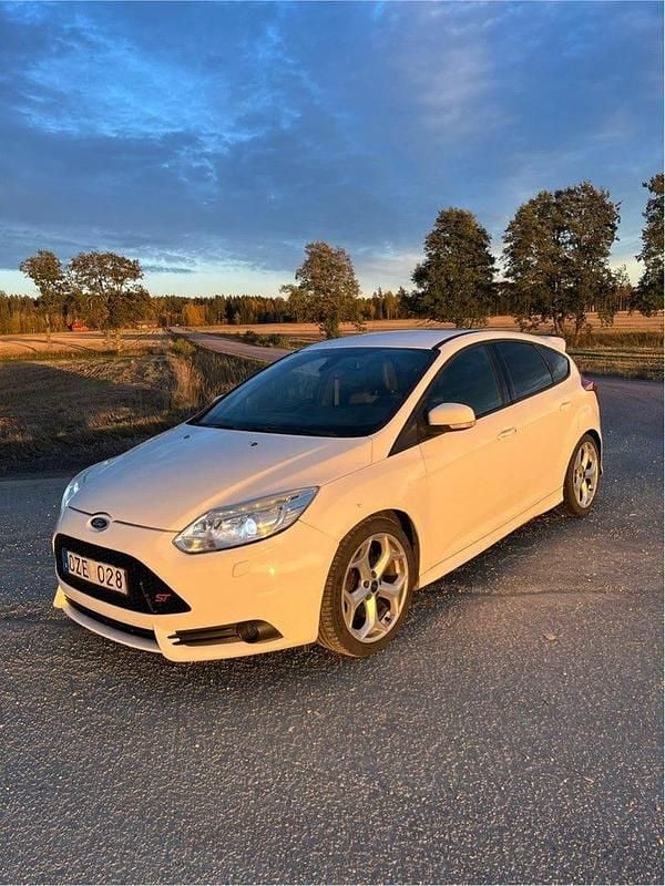 Begagnad 2013 Ford Focus ST Halvkombi | 90 000 kr - Bild 1/4