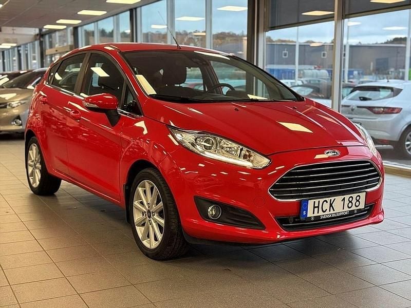 Röd Begagnad 2016 Ford Fiesta Titanium Halvkombi | 99 900 kr (Marknadspris) - Bild 1/4