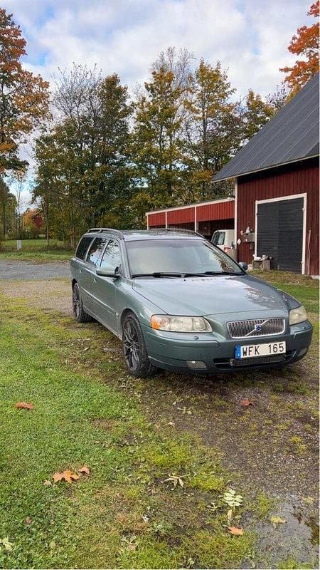 Grön Begagnad 2005 Volvo V70 Kinetic Kombi | 30 000 kr (Marknadspris) - Bild 1/4