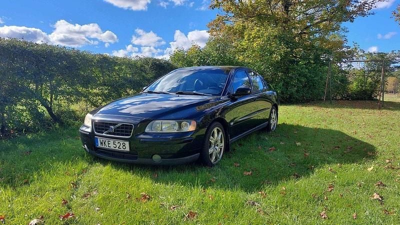 Svart Begagnad 2005 Volvo S60 Kinetic Sedan | 26 000 kr (Marknadspris) - Bild 1/4