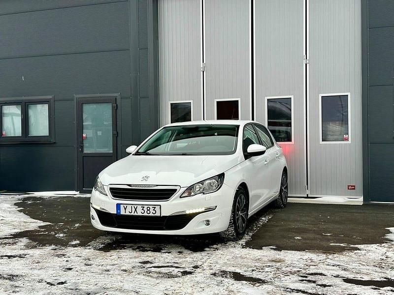 Vit Begagnad 2017 Peugeot 308 Active Halvkombi | 145 000 kr (Marknadspris) - Bild 1/4