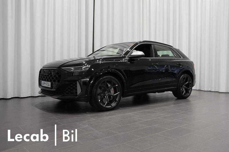 Mytsvart metallic Begagnad 2025 Audi RS Q8 Performance SUV | 1 589 500 kr (Superpris) - Bild 1/4