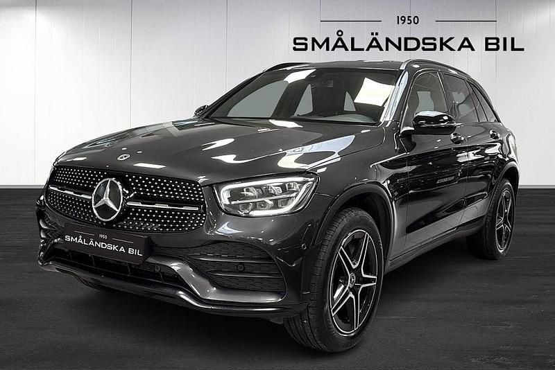 Grå Begagnad 2020 Mercedes GLC300e AMG line SUV | 409 000 kr (Dyr) - Bild 1/4