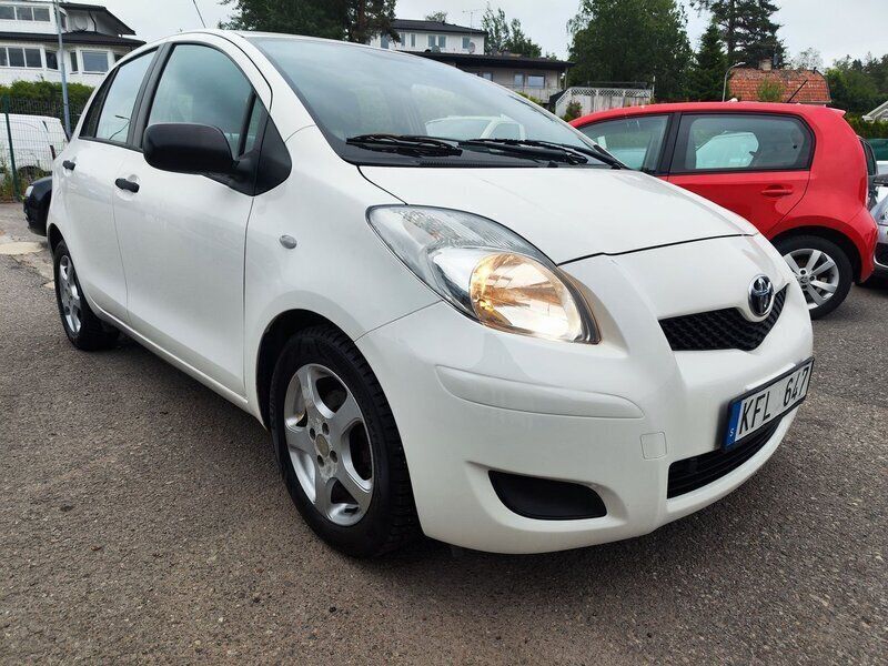 Vit Begagnad 2009 Toyota Yaris Halvkombi | 39 900 kr (Marknadspris) - Bild 1/4