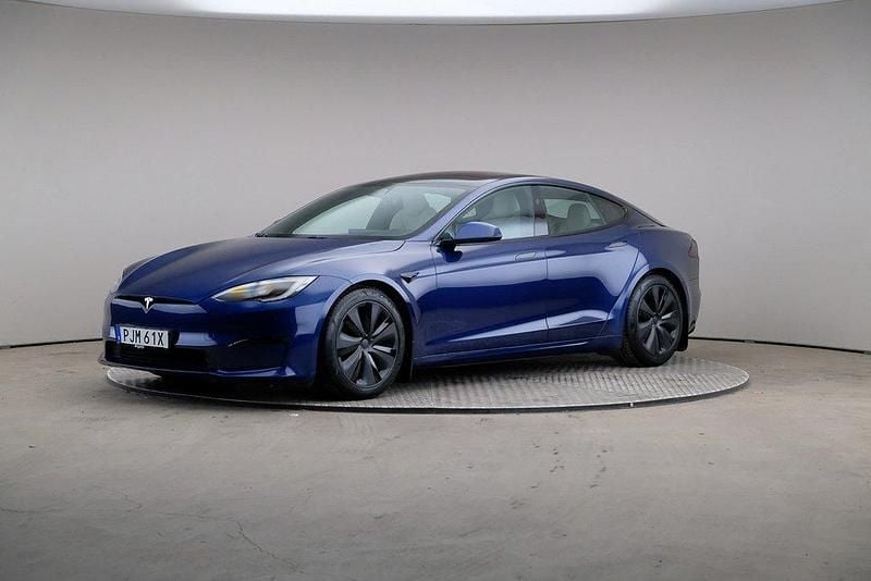 Blå (deep blue (metallic)) Begagnad 2023 Tesla Model S Sedan | 659 000 kr (Superpris) - Bild 1/4
