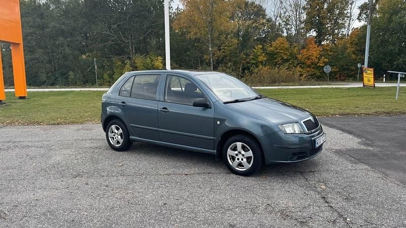 Mörkgrå Begagnad 2004 Skoda Fabia Halvkombi | 22 000 kr (Marknadspris) - Bild 1/4