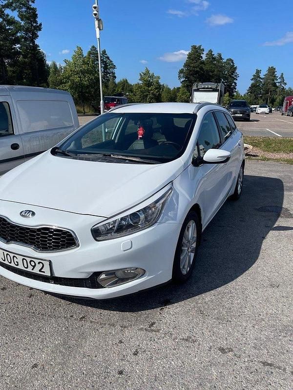 Vit Begagnad 2013 Kia Ceed Sportswagon Comfort Kombi | 69 000 kr (Marknadspris) - Bild 1/4