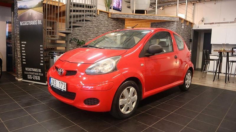 Röd Begagnad 2010 Toyota Aygo Halvkombi | 24 900 kr (Lite dyr) - Bild 1/4